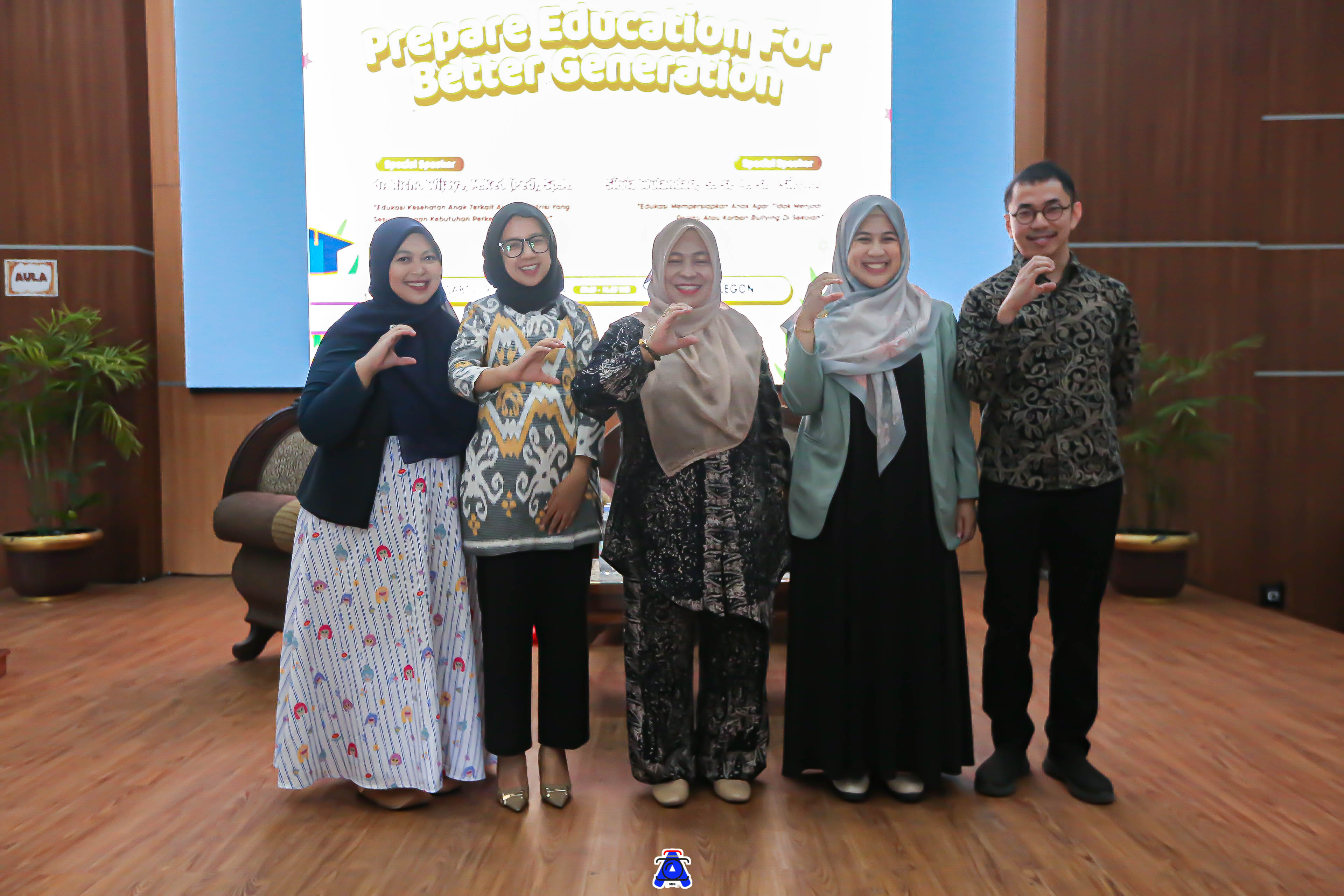 Foto Bersama Kepala Dinas Pendidikan Kota Cilegon, Kepala P2PNFK, Kepala Lembaga Safaraz, beserta Narasumber